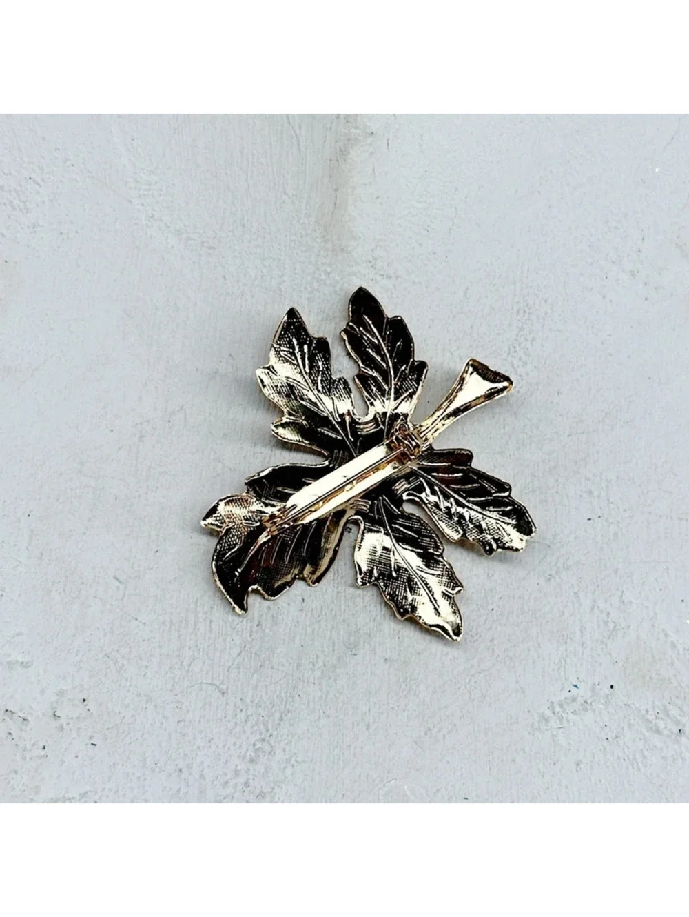 321gc. Goldtone Vintage Leaf Brooch